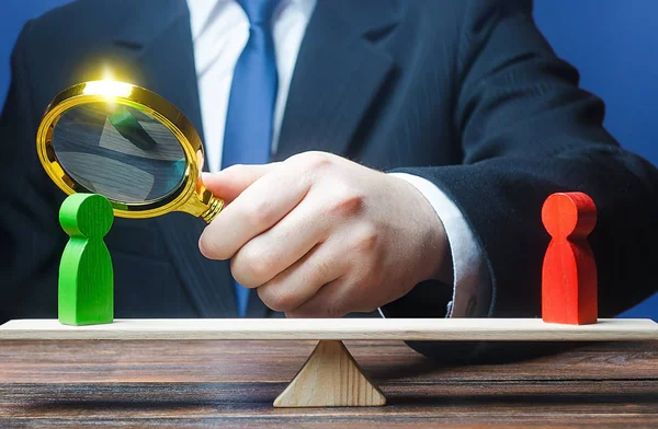 Hombre Está Estudiando Oponente Verde Escalas Estudio Las Partes Conflicto — Foto de Stock