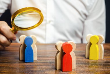 Çok renkli ahşap insanlar ve iş adamları. Piyasa segmentasyonu kavramı. Hedef kitle, müşteri hizmetleri. Alıcı pazarı. Müşteri ilişkileri yönetimi. Seçici odak