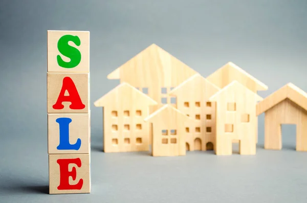 Wooden Blocks Word Sale Wooden Miniature Houses Concept Sell Real — Stock Photo, Image