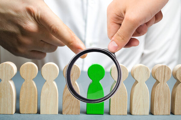 Лидер выбирает человека в команде. Талантливый работник. Наемный персонал. Поиск сотрудников. Повышение. Управление человеческими ресурсами. Выбираю нового лидера в команде. Увольнение. Успешный выбор.