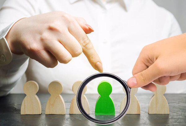 Женщина-лидер выбирает человека в команде. Управление человеческими ресурсами. Талантливый работник. Наемный персонал. Поиск сотрудников. Повышение. Выбираю нового лидера в команде. Увольнение. Успешный выбор.