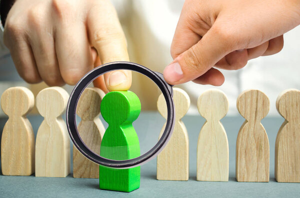 Лидер выбирает человека в команде. Талантливый работник. Наемный персонал. Поиск сотрудников. Повышение. Управление человеческими ресурсами. Выбираю нового лидера в команде. Увольнение. Успешный выбор.