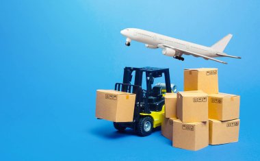 Karton kutuları ve nakliye uçağı olan bir forklift kamyonu. Ulaşım lojistik altyapısı, ihracat malları, ürün teslimatı. Üretim, nakliye kargo. Hava taşımacılığı.
