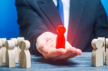 İş adamı, yeni atanmış bir baş lideri sunar. İş yerinde terfi, yeni bir denetçi ataması. Şirketin kontrolü ve optimizasyonu. Profesyonel nitelikli çalışan. İzlenecek örnek