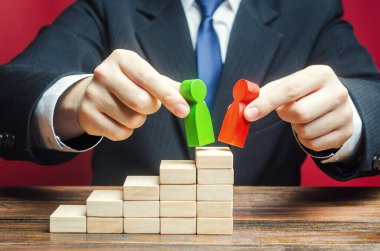 İş adamı liderlik pozisyonu için hangi adayları seçeceğine karar verir. Kafa dengesi. İş optimizasyonu, eski çalışanların yerine yeni sadık elemanlar. Güç değişimi. İnsan kaynakları yönetimi. Personel güncellemesi