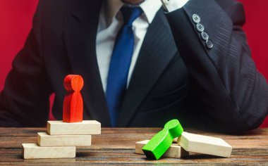 İşadamı himayesindeki kişiyi yendiği için üzgün. Kayıp, başarısızlık. Yanlış yönlendirme. Zayıflık beceriksizlik, daha güçlü bir rakibin zaferi. Profesyonelce. Diplomasi, iş. Beklentilerin altında kalmak
