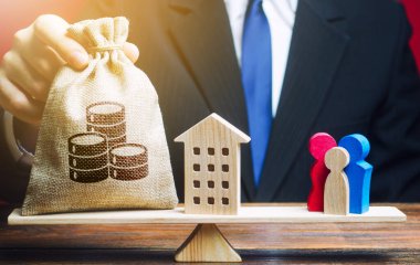 Adam para çantasını ve evi aile terazisine koyuyor. İpotek, borç yükü. Nüfus artışını canlandırmak için genç ailelere barınma ve finansman yardımı. Ayrıcalık