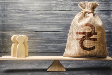 Para çantasında Ukrayna 'nın Hryvnia Uah sembolü ve ölçekli insanlar. Yatırım çekme konsepti, iş birliği, kitle fonlama girişimi. Personel maaşı uzman hizmetleri maliyeti. Ödeme gücü, vergi mükellefleri