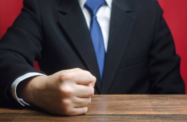 Bir işadamı masaya yumruk attı. Sabrım tükendi. Katlanmak imkansız. Öfke nöbeti, stres. Kararlı, duygusal bir jest. Bu kadar yeter! Kolerik. Kararlılık ve sosyallik, dürtüsellik.