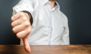 Bir adam baş parmağını aşağı gösteriyor. Onaylamama ve reddedilme jesti. Kötü değerlendirme, sert eleştiri, başarısızlık ve yenilgi. Geçmeyi reddetmek ve işbirliği yapmak. Bürokratik engeller. Aşağılama ve kınama