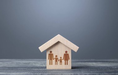 Bir evde bir ailenin sembolünü çizmek. İpotek kredisi. Nüfusa gayrimenkul edinme olanağı sağlıyor. Genç aileler için ucuz konutların ayrıcalıklı programları. Toplumun birimi