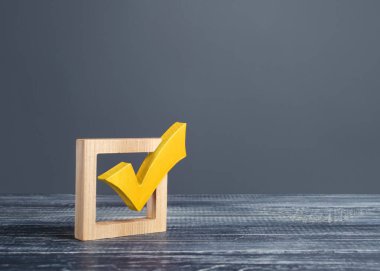 Çek kutusundaki sarı oy kenesi. Demokratik kurumlar, demokratik seçimler, referandum. Düşünce Anketi. Doğru seçimi yap. Doğrulama, testi geçmek. Doğrulama. Hukuk uygulaması
