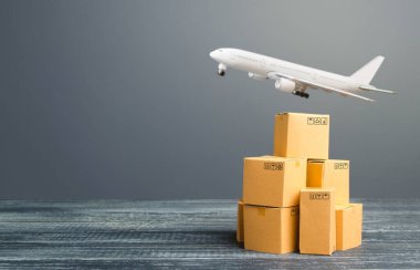 Karton kutular ve kargo uçağı. Malların ve ürünlerin uluslararası dağıtımı. Lojistik, altyapı merkezleri. İthal, ihracat. Ekonomik ilişkiler ticareti. Hava taşımacılığı.
