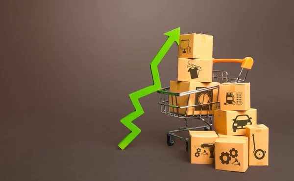 ボックスと緑の矢印でショッピングカート 成長貿易生産 販売率の増加 消費者心理の改善 小売商品の需要が高い 興奮の高齢化 価格の上昇 — ストック写真