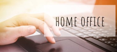 Bilgisayarlı bir kadın elinin arka planındaki yazıt. Coronavirus enfeksiyonu salgını sırasında COVID-19 'da evde çalışıyor. İzolasyon, kendini soyutlama. Karantina