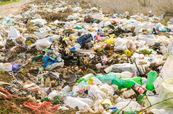 КЕРСОН, УКРАИНА - 28 марта 2020 года: Куча мусора в лесу. Незаконная свалка мусора в природе. Загрязнение окружающей среды и воздуха. Мусорная экологическая проблема в неразвитых странах. Селективный фокус
