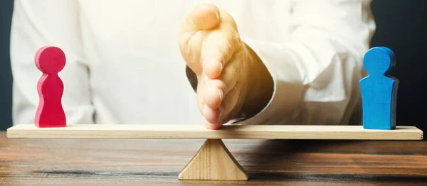 Advogado Família Compartilha Figura Homem Uma Mulher Escalas Conceito Divórcio — Fotografia de Stock