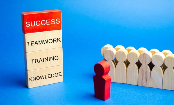 Träklossar Med Ordet Success Teamwork Training Knowledge Och Ett Affärsteam — Stockfoto