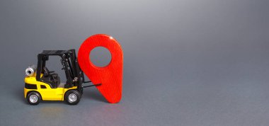 Forklift kırmızı pim konum belirteçini ayarlıyor. Mal teslimatı ve dağıtımı. Lojistik, ulaşım. Ticaret, kargo taşımacılığı. Üretimin yeri. Ekonomik korumacılık.