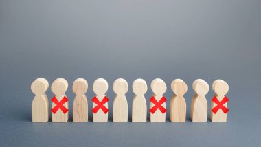 Kırmızı X 'li sıradan insanlar. Kısıtlayıcı karantina ve salgın nedeniyle işten çıkarmalar ve işten çıkarmalar. İş kaybı ve çalışanların işten çıkarılması. İşsizlik ve kriz yüzünden. çalışanları işten çıkarmak