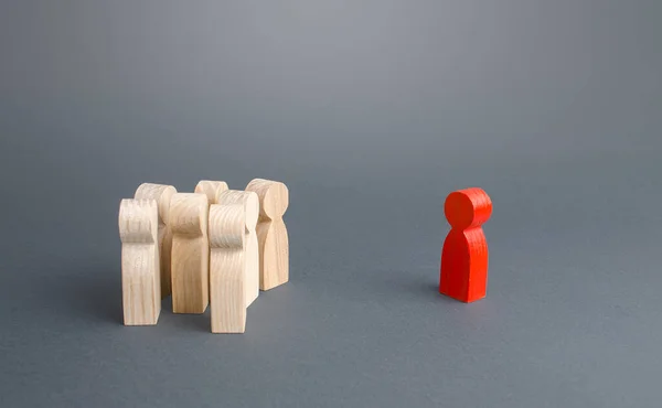 Red Figurine Person Crowd People Standing Separately Leader Leadership Skills — Stock Photo, Image