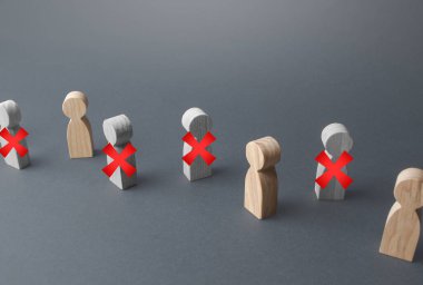 Kırmızı X çizgisi olan insanlar. İş kaybı ve çalışanların işten çıkarılması. Kısıtlayıcı karantina ve salgın nedeniyle işten çıkarmalar ve işten çıkarmalar. İşsizlik ve kriz yüzünden. çalışanları işten çıkarmak