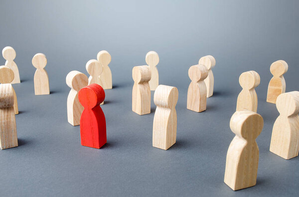 Красный человек в толпе людей. Сложность / сложность определения / определения инфицированных. Коллективный иммунитет. Социальная дистанция. Высокая инфекция и угроза распространения пандемического вируса новой волны
.