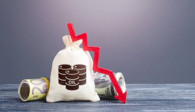 Yağ varilleri ve kırmızı bir ok. Dünya petrol fiyatlarındaki düşüş. Gelecek fiyatları negatife düşüyor. Petrol ürünleri için az talep, yüksek arz. Depo ve malzeme eksikliği.