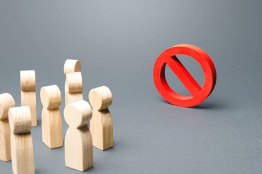 İnsanlar kırmızı HAYIR tabelasına bakıyor. Hakların ve özgürlüklerin kısıtlanması, yasama yasağı yasaları ve kurallar. Taboo, reddedilme. Toplum baskısı altındaki kısıtlayıcı tedbirlerin kaldırılması.