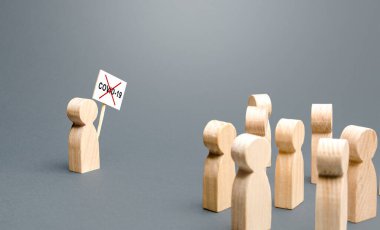 Pankartı olan bir kişi, karantina önlemlerinin derhal sona ermesini gerektirir. Koronavirüs salgını sırasında halkın mali ve bilgilendirici desteği için alınan tedbirlerin yetersizliği.