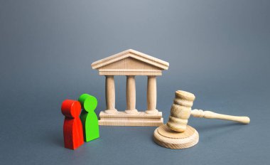 Mahkeme salonu ve iki muhalif. Çatışma çözümü, adalet ve hukukun üstünlüğü. Hakların korunması, iş ilişkileri. Yasal destek, avukat hizmetleri. Mahkeme kararına itiraz, itiraz.