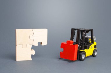 Bir forklift kayıp yapboz parçasını alıyor. Organizasyon ve sistematikleştirme, adım adım. Prosedür, anahtar durum. İş planlaması. Kontratlı yol haritası. Öncelikli görev ögeleri