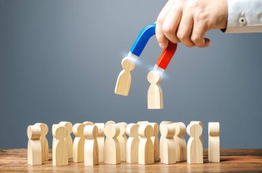 Mıknatısı olan bir el yeşil insanları kalabalığın arasından çeker. Yeni işçiler, kelle avcıları topluyorum. İş için bir aday seçin, görev için yarışın. Umut vaat eden uzmanlar. Yetenekli işçileri ara.