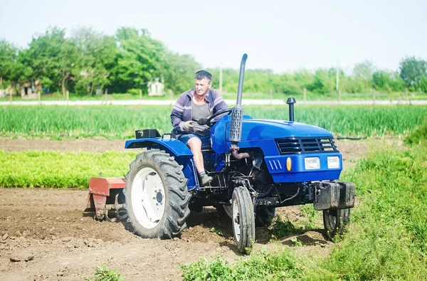 Ein Landwirt Fährt Mit Einem Traktor Auf Einem Acker Landwirtschaftliche — Stockfoto