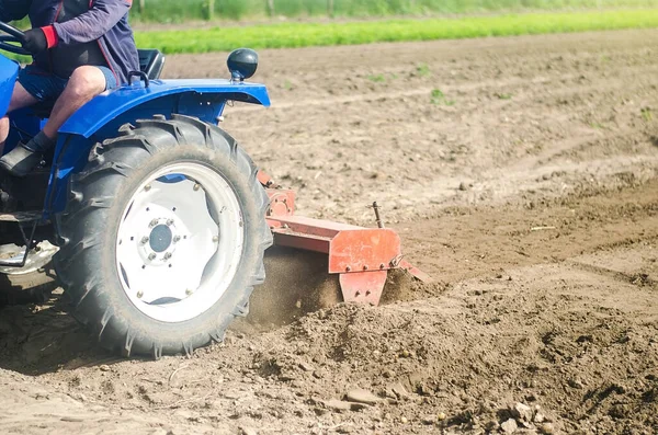 Traktor Dengan Mesin Penggilingan Melonggarkan Penggilingan Dan Campuran Tanah Pertanian — Stok Foto
