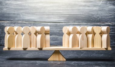 Terazide iki grup insan var. Terazinin arkasında iki grup insan var. Toplumda farklı görüşler, muhalefet ve muhalefet. Anlaşmazlık. Daha fazla insanı kendi tarafına çekmek..