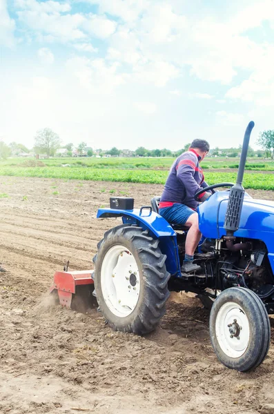 Agriculteur Sur Tracteur Cultive Champ Agricole Fraisage Effritement Mélange Sol — Photo