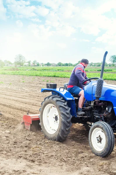 Rolnik Ciągniku Uprawia Pole Uprawne Mielenie Kruszenie Mieszanie Gleby Poluzować — Zdjęcie stockowe