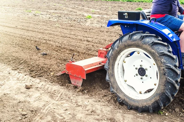 Traktor Mit Fräsmaschine Lockert Mahlt Und Mischt Boden Anbautechnik Die — Stockfoto