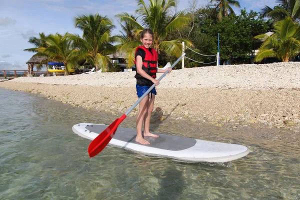 Menina Standup Paddle embarque — Fotografia de Stock