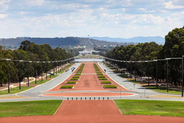 Anzak Tören Parlament doğru aşağı Canberra - Avustralya - görünüm — Stok fotoğraf