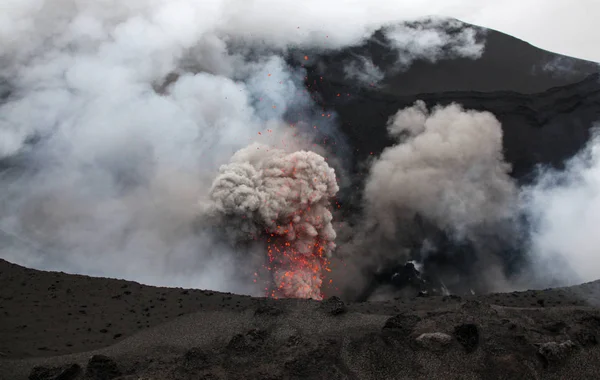 Извержение вулкана - гора Ясур - остров Танна Вануату — стоковое фото