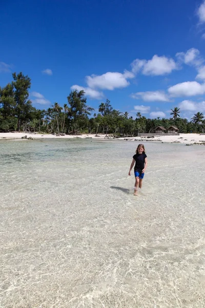 Eton Beach Vanuatu - fiatal lány séta a víz — Stock Fotó