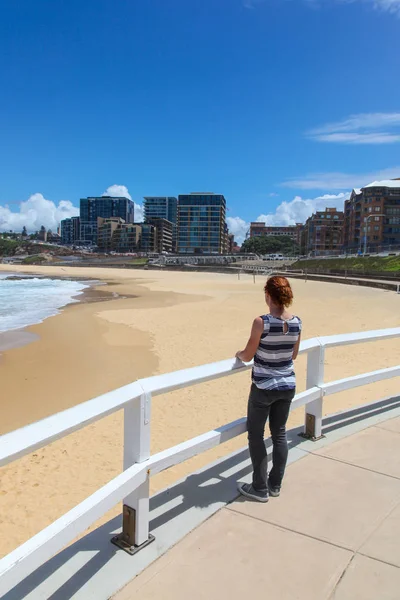 Newcastle Beach - kvinna som njuter av utsikten. — Stockfoto