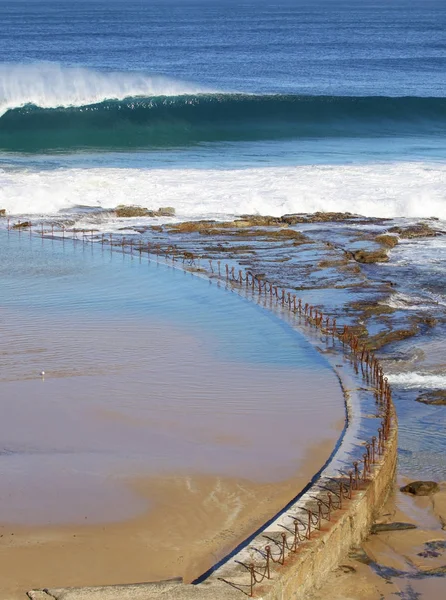 Newcastle Ocean Bath large surf — Stock Photo, Image