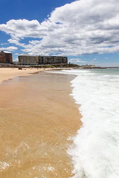 Newcastle beach - Australien an einem schönen sonnigen Tag — Stockfoto