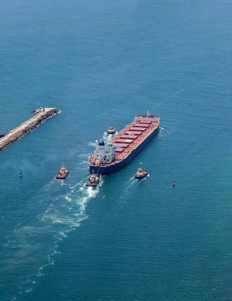 Uhlí loď opouštějící přístav - Newcastle Austrálie — Stock fotografie