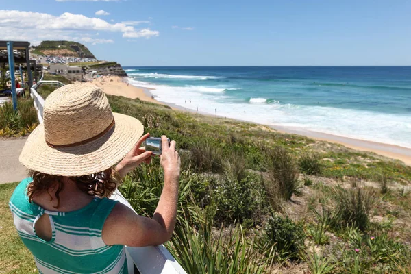 Tourist taking photo - Newcastle Australia — Stock Photo, Image