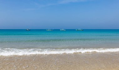 Myanmar 'ın batı kıyısındaki Ngapali Sahili' nde geleneksel balıkçı tekneleri. Bu bölgede inanılmaz ve sessiz plajlar var ve Asya 'nın sahil kenarı seçeneklerinden biri..