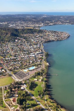 Speers Point 'in Mcquarie Gölü ve Warners Körfezi' nin havadan görünüşü, ikisi de Macquarie Gölü 'nün popüler yerleşim alanları, Newcastle Avustralya